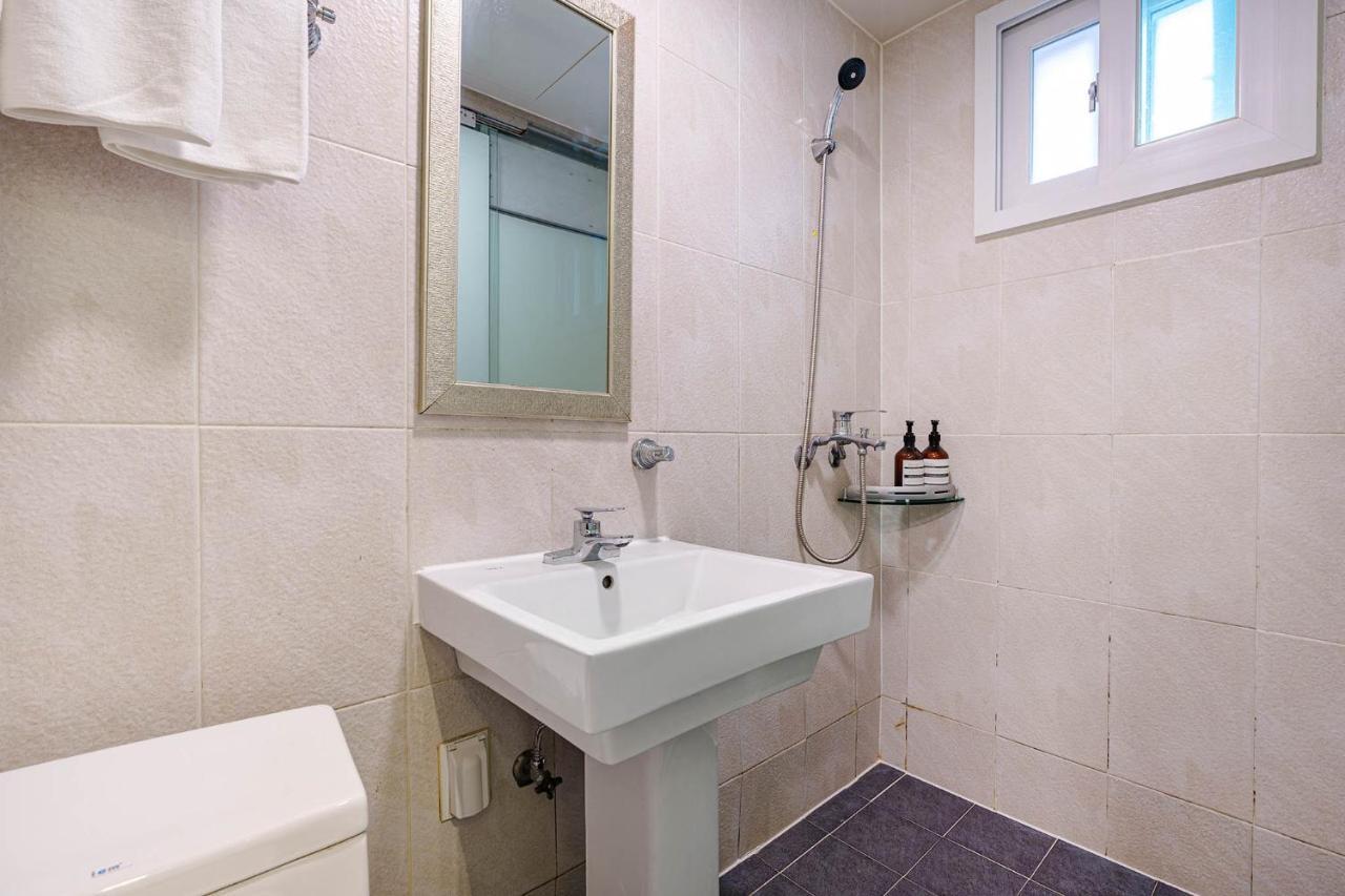 Hotel Less Seoul Bagian luar foto